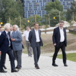 Uroczyste otwarcie Ogrodu Botanicznego. Zwiedzanie ogrodu. Na zdjęciu od prawej: Wojciech Lubawski, prezydent Kielc i prof. zw. dr hab. Jacek Semaniak - UJK Kielce / Marzena Mąkosa / Radio Kielce