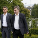 Uroczyste otwarcie Ogrodu Botanicznego. Zwiedzanie ogrodu. Na zdjęciu od lewej: prof. zw. dr hab. Jacek Semaniak - UJK Kielce i Wojciech Lubawski, prezydent Kielc  / Marzena Mąkosa / Radio Kielce