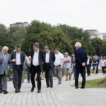 Uroczyste otwarcie Ogrodu Botanicznego. Zwiedzanie obiektu. Na zdjęciu od lewej: prof. Jerzy Puchalski, prof. zw. dr hab. Jacek Semaniak, UJK Kielce i Wojciech Lubawski, prezydent Kielc / Marzena Mąkosa / Radio Kielce