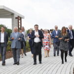 Uroczyste otwarcie Ogrodu Botanicznego. Zwiedzanie obiektu. Od lewej: prof. zw. dr hab. Jacek Semaniak, UJK Kielce, prof. Jerzy Puchalski i Wojciech Lubawski, prezydent Kielc  / Marzena Mąkosa / Radio Kielce