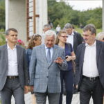 Uroczyste otwarcie Ogrodu Botanicznego. Na zdjęciu: prof. zw. dr hab. Jacek Semaniak, UJK Kielce, prof. Jerzy Puchalski i Wojciech Lubawski, prezydent Kielc / Marzena Mąkosa / Radio Kielce