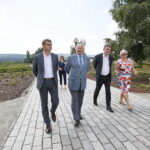 Uroczyste otwarcie Ogrodu Botanicznego. Zwiedzanie obiektu. Od lewej: prof. zw. dr hab. Jacek Semaniak - UJK Kielce, prof. Jerzy Puchalski, Wojciech Lubawski, prezydent Kielc i Elżbieta Czajkowska, dyrektor Geoparku Kielce / Marzena Mąkosa / Radio Kielce