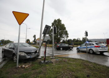 Wypadek na skrzyżowaniu ulic Wapiennikowej i Tarnowskiej / Marzena Mąkosa / Radio Kielce