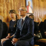 Pogrzeb zamordowanego Romana Mojeckiego ps. "Róg". Na zdjęciu od lewej: Magdalena Fogiel - Litwinek, prezes świętokrzyskiego Stowarzyszenia Kukiz'15 i Artur Litwinek / Marzena Mąkosa / Radio Kielce