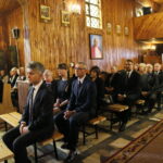 Pogrzeb zamordowanego Romana Mojeckiego ps. "Róg". Na zdjęciu w pierwszym rzędzie Krzysztof Słoń, senator RP. W drugim rzędzie od lewej Magdalena Fogiel - Litwinek - prezes świętokrzyskiego Stowarzyszenia Kukiz'15 i Artur Litwinek. W trzecim rzędzie: Aleksandra Milanowska, córka Aleksandra Życińskiego ps. Wilczór. W czwartym rzędzie: Wojciech Łuczak, prezes Fundacji Niezłomni  / Marzena Mąkosa / Radio Kielce