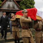 Pogrzeb zamordowanego Romana Mojeckiego ps. "Róg". Wyprowadzenie trumny z kościoła pw. Matki Boskiej Częstochowskiej w Mójczy  / Marzena Mąkosa / Radio Kielce