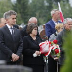 Pogrzeb zamordowanego Romana Mojeckiego ps. "Róg". Na zdjęciu od lewej: Krzysztof Słoń - senator RP, Aleksandra Milanowska, córka Aleksandra Życińskiego ps. Wilczór / Marzena Mąkosa / Radio Kielce