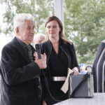 Pogrzeb zamordowanego Romana Mojeckiego ps. "Róg". Na zdjęciu Jan Mojecki, brat Romana Mojeckiego z wnuczką  / Marzena Mąkosa / Radio Kielce