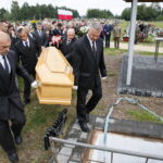 Pogrzeb zamordowanego Romana Mojeckiego ps. "Róg". Złożenie trumny do grobu / Marzena Mąkosa / Radio Kielce