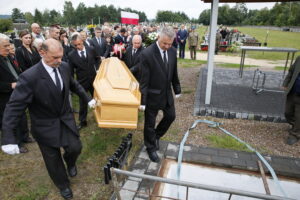 Pogrzeb zamordowanego Romana Mojeckiego ps. "Róg". Złożenie trumny do grobu / Marzena Mąkosa / Radio Kielce