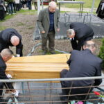 Pogrzeb zamordowanego Romana Mojeckiego ps. "Róg". Złożenie trumny do grobu / Marzena Mąkosa / Radio Kielce