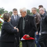 Pogrzeb zamordowanego Romana Mojeckiego ps. "Róg".  Aleksandra Milanowska, córka Aleksandra Życińskiego ps. "Wilczór" składa kondolencje Janowi Mojeckiemu, bratu Romana Mojeckiego / Marzena Mąkosa / Radio Kielce