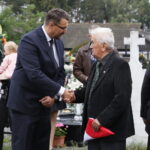 Pogrzeb zamordowanego Romana Mojeckiego ps. "Róg". Wojciech Łuczak, prezes fundacji "Niezłomni"  składa kondolencje Janowi Mojeckiemu, bratu Romana Mojeckiego / Marzena Mąkosa / Radio Kielce