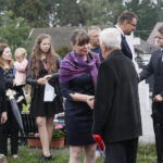 Pogrzeb zamordowanego Romana Mojeckiego ps. "Róg". Magdalena Fogiel-Litwinek, prezes świętokrzyskiego Stowarzyszenia Kukiz'15 składa kondolencje Janowi Mojeckiemu, bratu Romana Mojeckiego / Marzena Mąkosa / Radio Kielce