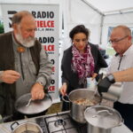 Śniadanie w ogrodzie Radia Kielce. Na zdjęciu od lewej: Grzegorz Russak - kucharz, Magdalena Sitek - Radio Kielce / Marzena Mąkosa / Radio Kielce