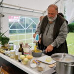 Śniadanie w ogrodzie Radia Kielce. Na zdjęciu: Grzegorz Russak - kucharz / Marzena Mąkosa / Radio Kielce