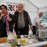 Śniadanie w ogrodzie Radia Kielce. Na zdjęciu od lewej: Magdalena Sitek - Radio Kielce, Grzegorz Russak - kucharz / Marzena Mąkosa / Radio Kielce