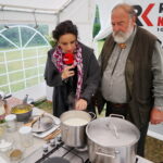 Śniadanie w ogrodzie Radia Kielce. Na zdjęciu od lewej: Magdalena Sitek - Radio Kielce i Grzegorz Russak - kucharz / Marzena Mąkosa / Radio Kielce