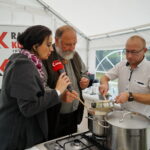 Śniadanie w ogrodzie Radia Kielce. Na zdjęciu od lewej: Magdalena Sitek - Radio Kielce, Grzegorz Russak - kucharz / Marzena Mąkosa / Radio Kielce