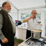 Śniadanie w ogrodzie Radia Kielce. Na zdjęciu od lewej: Grzegorz Russak - kucharz / Marzena Mąkosa / Radio Kielce