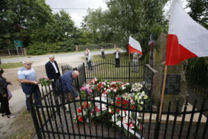 Uroczystości poświęcone 75. rocznicy śmierci pięciu partyzantów z oddziału „Wybranieccy” / Marzena Mąkosa / Radio Kielce