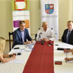 Podpisanie umów w Świętokrzyskim Centrum Onkologii. Na zdjęciu od lewej: Adam Jarubas, marszałek województwa świętokrzyskiego, dr hab.n. med. Stanisław Góźdź i Marek Szczepanik, członek zarządu województwa świętokrzyskiego / Marzena Mąkosa / Radio Kielce