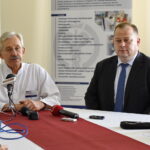 Podpisanie umów w Świętokrzyskim Centrum Onkologii. Na zdjęciu od lewej:  dr hab.n. med. Stanisław Góźdź i Marek Szczepanik, członek zarządu województwa świętokrzyskiego / Marzena Mąkosa / Radio Kielce