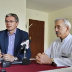 Podpisanie umów w Świętokrzyskim Centrum Onkologii. Na zdjęciu od lewej: Adam Jarubas, marszałek województwa świętokrzyskiego, dr hab.n. med. Stanisław Góźdź / Marzena Mąkosa / Radio Kielce