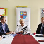 Podpisanie umów w Świętokrzyskim Centrum Onkologii. Na zdjęciu od lewej: Adam Jarubas, marszałek województwa świętokrzyskiego, dr hab.n. med. Stanisław Góźdź i Marek Szczepanik, członek zarządu województwa świętokrzyskiego / Marzena Mąkosa / Radio Kielce