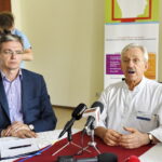Podpisanie umów w Świętokrzyskim Centrum Onkologii. Na zdjęciu od lewej: Adam Jarubas, marszałek województwa świętokrzyskiego, dr hab.n. med. Stanisław Góźdź / Marzena Mąkosa / Radio Kielce