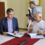 Podpisanie umów w Świętokrzyskim Centrum Onkologii. Na zdjęciu od lewej: Adam Jarubas, marszałek województwa świętokrzyskiego, dr hab.n. med. Stanisław Góźdź / Marzena Mąkosa / Radio Kielce