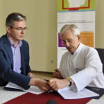 Podpisanie umów w Świętokrzyskim Centrum Onkologii. Na zdjęciu od lewej: Adam Jarubas, marszałek województwa świętokrzyskiego, dr hab.n. med. Stanisław Góźdź / Marzena Mąkosa / Radio Kielce