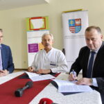 Podpisanie umów w Świętokrzyskim Centrum Onkologii. Na zdjęciu od lewej: Adam Jarubas, marszałek województwa świętokrzyskiego, dr hab.n. med. Stanisław Góźdź i Marek Szczepanik, członek zarządu województwa świętokrzyskiego / Marzena Mąkosa / Radio Kielce