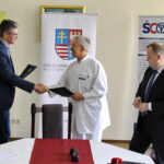 Podpisanie umów w Świętokrzyskim Centrum Onkologii. Na zdjęciu od lewej: Adam Jarubas, marszałek województwa świętokrzyskiego, dr hab.n. med. Stanisław Góźdź i Marek Szczepanik, członek zarządu województwa świętokrzyskiego / Marzena Mąkosa / Radio Kielce