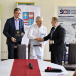 Podpisanie umów w Świętokrzyskim Centrum Onkologii. Na zdjęciu od lewej: Adam Jarubas, marszałek województwa świętokrzyskiego, dr hab.n. med. Stanisław Góźdź i Marek Szczepanik, członek zarządu województwa świętokrzyskiego / Marzena Mąkosa / Radio Kielce