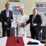 Podpisanie umów w Świętokrzyskim Centrum Onkologii. Na zdjęciu od lewej: Adam Jarubas, marszałek województwa świętokrzyskiego, dr hab.n. med. Stanisław Góźdź i Marek Szczepanik, członek zarządu województwa świętokrzyskiego / Marzena Mąkosa / Radio Kielce