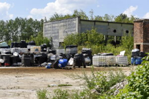 Składowisko niebezpiecznych odpadów w Nowinach przy ulicy Perłowej / Marzena Mąkosa / Radio Kielce