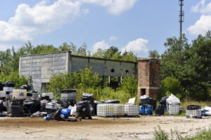 Składowisko niebezpiecznych odpadów w Nowinach przy ulicy Perłowej / Marzena Mąkosa / Radio Kielce