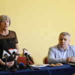 Konferencja prasowa MPK. Na zdjęciu od lewej: Elżbieta Śreniawska, prezes MPK i Bogdan Latosiński - szef związkowców w Miejskim Przedsiębiorstwie Komunikacji w Kielcach / Marzena Mąkosa / Radio Kielce