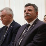 Wręczenie promes na usuwanie skutków klęsk żywiołowych. Na zdjęciu: Andrzej Bętkowski, wicewojewoda świętokrzyski i Andrzej Kryj, poseł PiS / Marzena Mąkosa / Radio Kielce