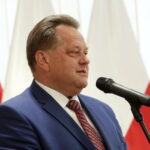 Wręczenie promes na usuwanie skutków klęsk żywiołowych. Na zdjęciu: Jarosław Zieliński, sekretarz stanu w Ministerstwie Spraw Wewnętrznych i Administracji / Marzena Mąkosa / Radio Kielce