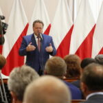 Wręczenie promes na usuwanie skutków klęsk żywiołowych. Na zdjęciu: Jarosław Zieliński, sekretarz stanu w Ministerstwie Spraw Wewnętrznych i Administracji / Marzena Mąkosa / Radio Kielce