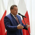 Wręczenie promes na usuwanie skutków klęsk żywiołowych. Na zdjęciu: Jarosław Zieliński, sekretarz stanu w Ministerstwie Spraw Wewnętrznych i Administracji / Marzena Mąkosa / Radio Kielce