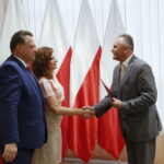 Wręczenie promes na usuwanie skutków klęsk żywiołowych. Jarosław Zieliński, sekretarz stanu w Ministerstwie Spraw Wewnętrznych i Administracji oraz Agata Wojtyszek, wojewoda świętokrzyski wręczają promesy / Marzena Mąkosa / Radio Kielce