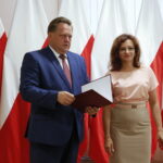 Wręczenie promes na usuwanie skutków klęsk żywiołowych. Na zdjęciu od lewej: Jarosław Zieliński, sekretarz stanu w Ministerstwie Spraw Wewnętrznych i Administracji oraz Agata Wojtyszek, wojewoda świętokrzyski / Marzena Mąkosa / Radio Kielce