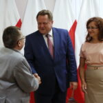 Wręczenie promes na usuwanie skutków klęsk żywiołowych. Jarosław Zieliński, sekretarz stanu w Ministerstwie Spraw Wewnętrznych i Administracji oraz Agata Wojtyszek, wojewoda świętokrzyski wręczają promesy / Marzena Mąkosa / Radio Kielce