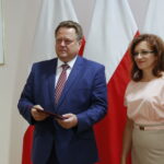 Wręczenie promes na usuwanie skutków klęsk żywiołowych. Na zdjęciu od lewej: Jarosław Zieliński, sekretarz stanu w Ministerstwie Spraw Wewnętrznych i Administracji  i Agata Wojtyszek, wojewoda świętokrzyski / Marzena Mąkosa / Radio Kielce