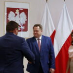 Wręczenie promes na usuwanie skutków klęsk żywiołowych. Jarosław Zieliński, sekretarz stanu w Ministerstwie Spraw Wewnętrznych i Administracji oraz Agata Wojtyszek, wojewoda świętokrzyski wręczają promesy / Marzena Mąkosa / Radio Kielce