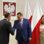 Wręczenie promes na usuwanie skutków klęsk żywiołowych. Jarosław Zieliński, sekretarz stanu w Ministerstwie Spraw Wewnętrznych i Administracji oraz Agata Wojtyszek, wojewoda świętokrzyski wręczają promesy. Odbiera ją wójt Bejsc Józef Zuwała / Marzena Mąkosa / Radio Kielce