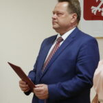 Wręczenie promes na usuwanie skutków klęsk żywiołowych. Jarosław Zieliński, sekretarz stanu w Ministerstwie Spraw Wewnętrznych i Administracji / Marzena Mąkosa / Radio Kielce